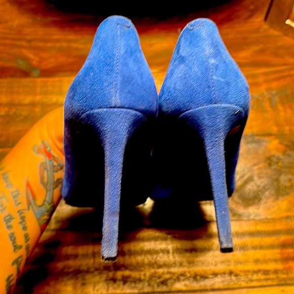Blue suede heels. - Picture 3 of 4